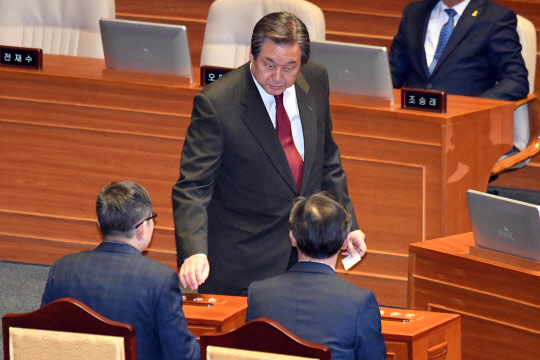 9일 국회 본회의에서 새누리당 김무성 전 대표가 박근혜 대통령 탄핵소추안 표결에 참여하고 있다. 탄핵소추안은 299명이 참여해 찬성 234표로 가결됐다. 사진공동취재단